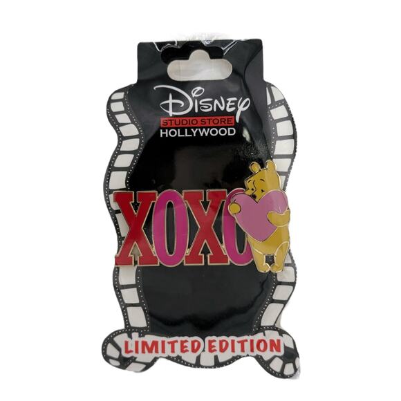Disney Studio Store Hollywood Winnie The Pooh Bear LE 400 Pin XOXO Valentine NWT - Picture 1 of 2